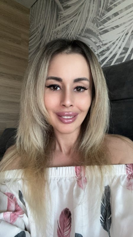ALISAMAKS live stream preview
